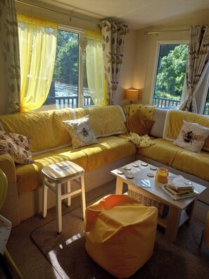 Cabin, 3 Bedrooms, Smoking, Balcony | Living room