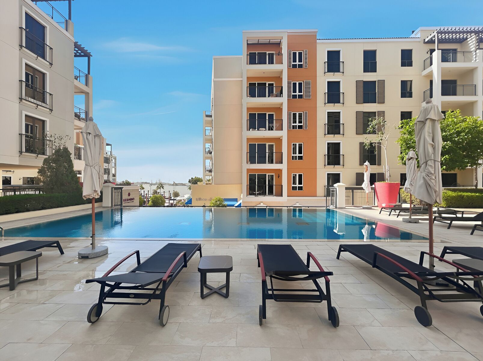 Hồ bơi ngoài trời 