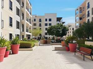 Exterior - Stylish 2BR with Beach Access (Dubai)