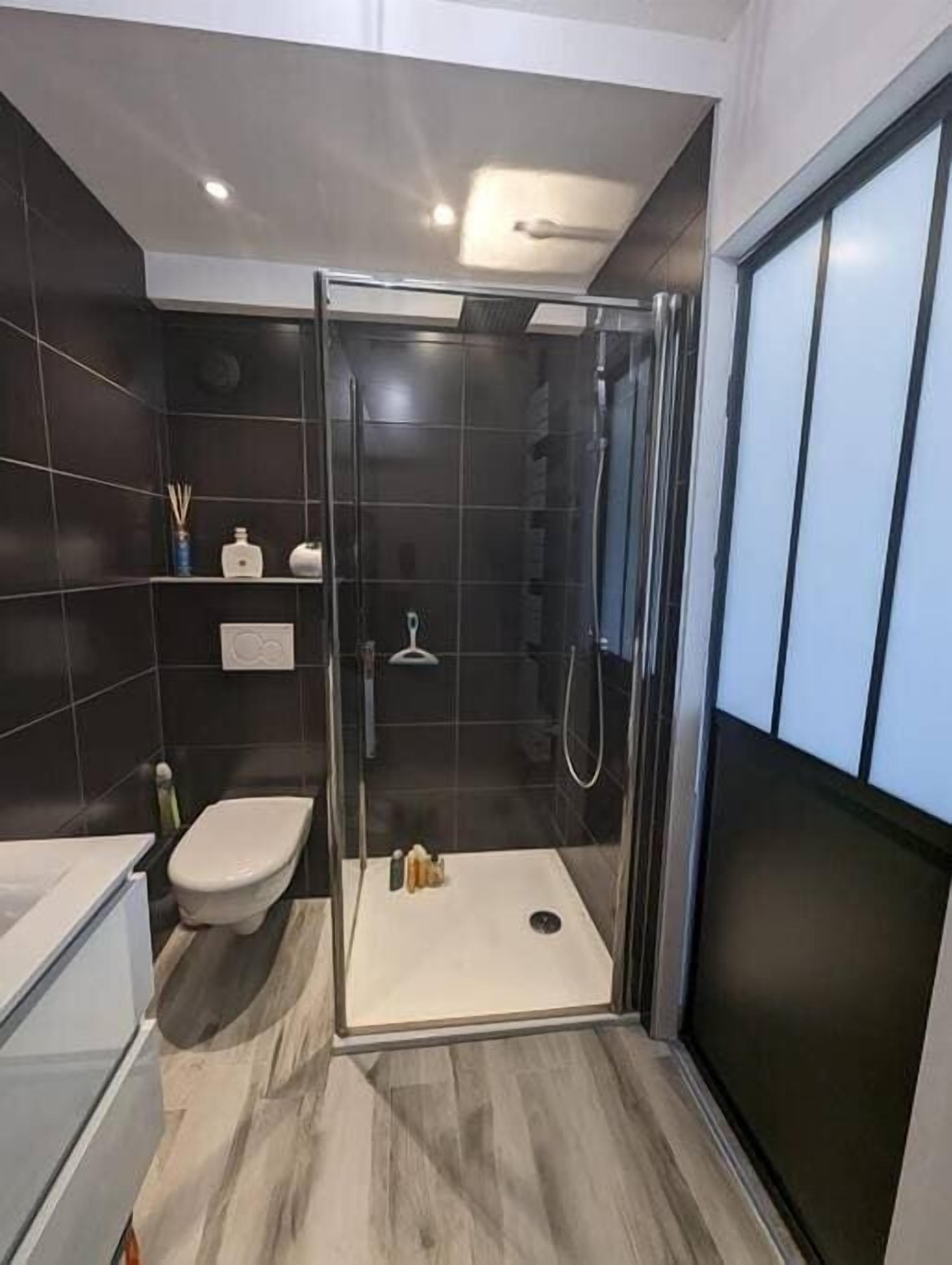 Douche, séchoir à cheveux, serviettes fournies