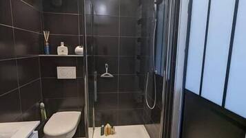 Douche, sèche-cheveux, serviettes fournies