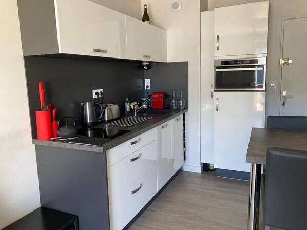 Een koelkast, een microgolfoven, een vaatwasser