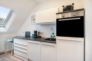 Fridge, microwave, oven, stovetop - Apartment “Maxim” with Mountain View, Shared Terrace and Wi-Fi (Saarburg)