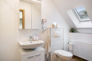 Shower, hair dryer, towels - Apartment “Maxim” with Mountain View, Shared Terrace and Wi-Fi (Saarburg)