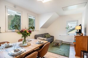 Dining - Apartment “Maxim” with Mountain View, Shared Terrace and Wi-Fi (Saarburg)