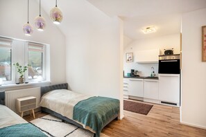 Une chambre moderne avec un lit, des tables de chevet et une fenêtre.