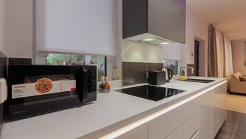 Kühlschrank, Mikrowelle, Herdplatte, Geschirrspüler
