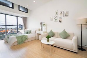 Suite Grand, 1 habitación, vista a la ciudad, junto a la alberca | Área de sala de estar | Smart TV de 65 pulgadas con canales premium, chimenea y Netflix