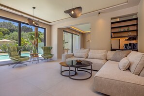 Smart TV, books - Athena’s Luxury 3-Bedroom Villa with Private Pool & Garden in Koskinou of Rhodes (Koskinou)