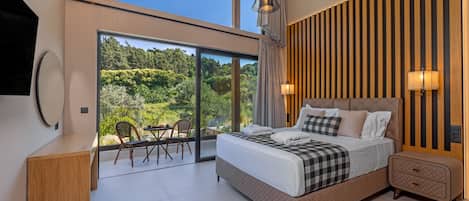 3 bedrooms, in-room safe, iron/ironing board, free WiFi
