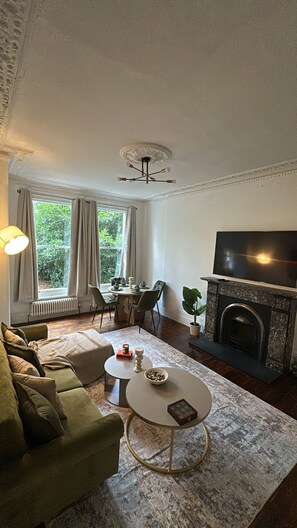 TV - Cosy West Kensington Apartment - 3 Min to Tube (London)