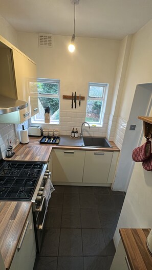 Fridge, microwave, oven, stovetop - Cosy West Kensington Apartment - 3 Min to Tube (London)