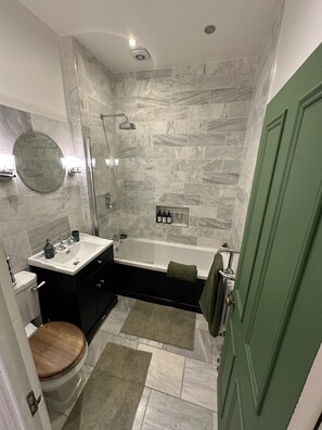 Shower, towels, toilet paper - Cosy West Kensington Apartment - 3 Min to Tube (London)