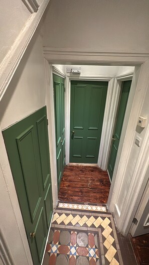 Interior - Cosy West Kensington Apartment - 3 Min to Tube (London)