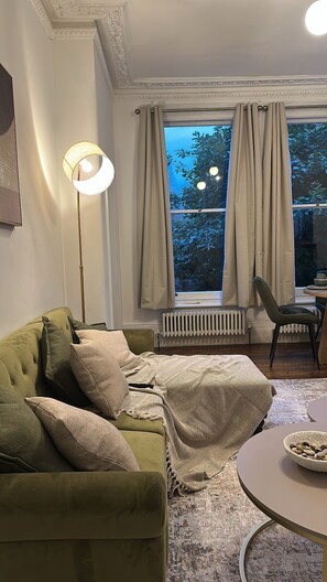 TV - Cosy West Kensington Apartment - 3 Min to Tube (London)