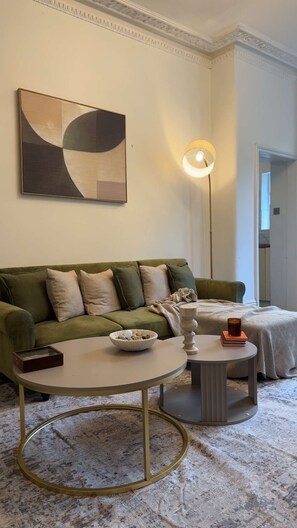 TV - Cosy West Kensington Apartment - 3 Min to Tube (London)