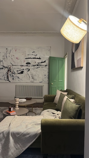 TV - Cosy West Kensington Apartment - 3 Min to Tube (London)