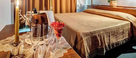 Suite, balcone, vista montagna | Coffres-forts dans les chambres, rideaux occultants, Wi-Fi gratuit