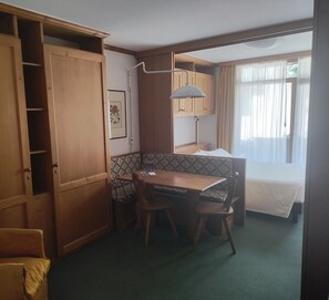 Suite junior, balcón, vista a la montaña | Caja de seguridad en la habitación, cortinas blackout y wifi gratis 