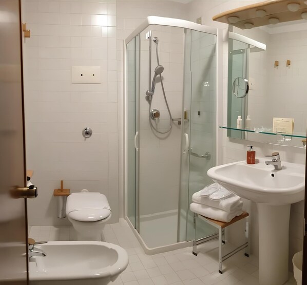 Suite, balcone, vista montagna | Kylpyhuone