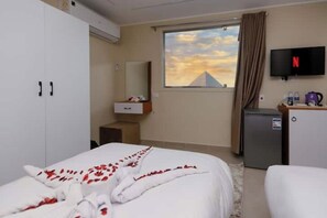 WiFi, bed sheets - Cozy Room with Stunning Pyramids View (Giza Governorate)