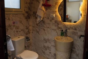 Shower, hair dryer, bidet, soap - Cozy Room with Stunning Pyramids View (Giza Governorate)