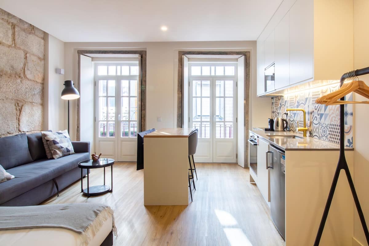 Un apartamento moderno con sala de estar, kitchenette y comedor.