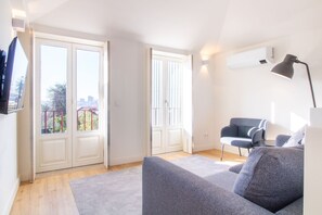 Superior Duplex | Living area - Caldeireiros 95 by LovelyStay (Porto)