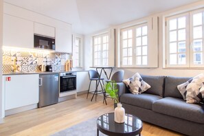 Comfort Studio | Living area - Caldeireiros 95 by LovelyStay (Porto)