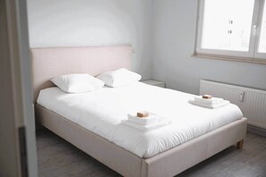 Iron/ironing board, WiFi, bed sheets