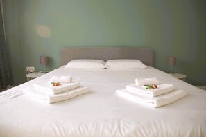 Tabla de planchar con plancha, wifi y ropa de cama 