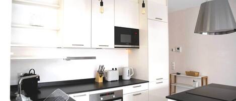 KĂŒhlschrank, Mikrowelle, Ofen, Herdplatte