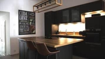 Geladeira, micro-ondas, fogão, lava-louças