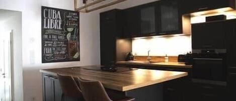 Kjøleskap, mikrobølgeovn, ovn og oppvaskmaskin