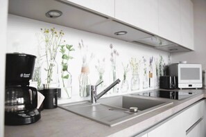 Fridge, microwave, oven, stovetop - Beautiful Exclusive Studio in Cloche d'Or (Luxembourg City)