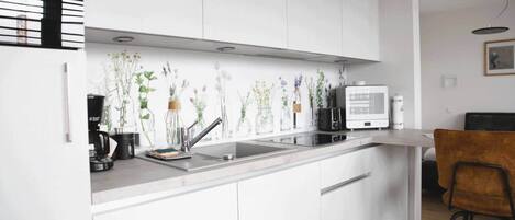 Kylskåp, mikrovågsugn, ugn och spishäll