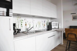 Frigorifero, microonde, forno, piano cottura