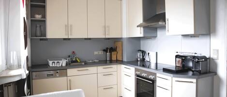 ثلاجة، ميكروويف، فرن، موقد طهي مسطح