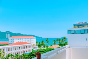Um hotel chamado "Kara'Hotel" com vista para o mar e palmeiras.