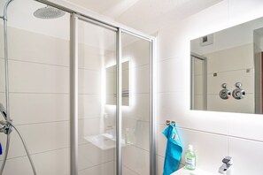 Ducha, secador de pelo y toallas