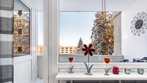 A room with a window, radiator, and decorative items on a shelf. - Apartment "Räuberhöhle" with Balcony and Wi-Fi (Goslar)
