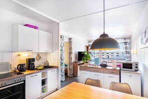 Fridge, microwave, oven, stovetop - Apartment "Räuberhöhle" with Balcony and Wi-Fi (Goslar)