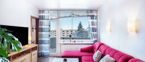 TV, DVD player, ping pong, stereo