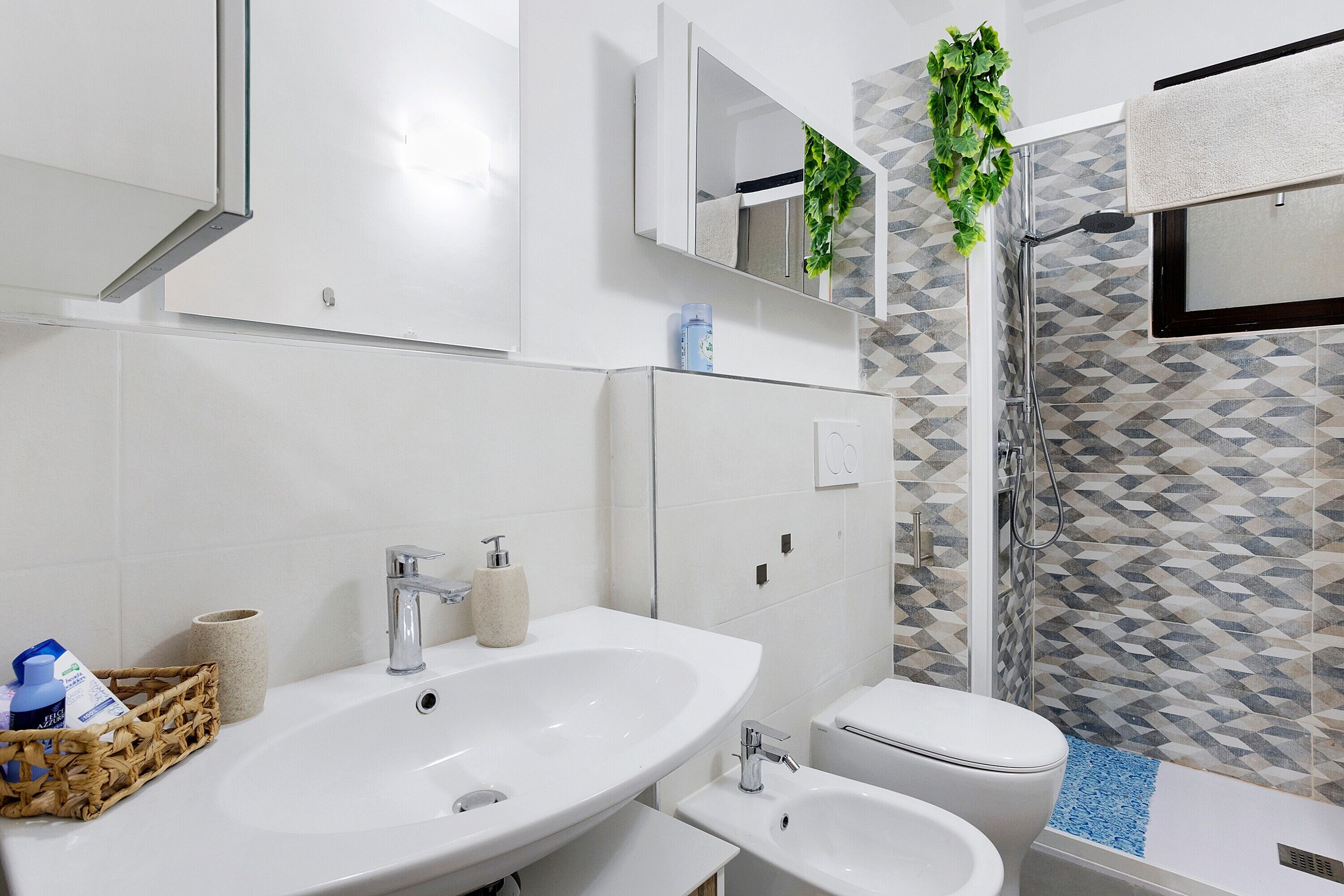 Een douche, een haardroger, handdoeken