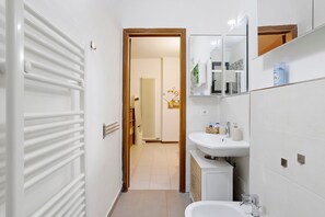 Shower, hair dryer, towels - Apartment 'Cà Daa Richetina' with Private Garden and Wi-Fi (Lerici)