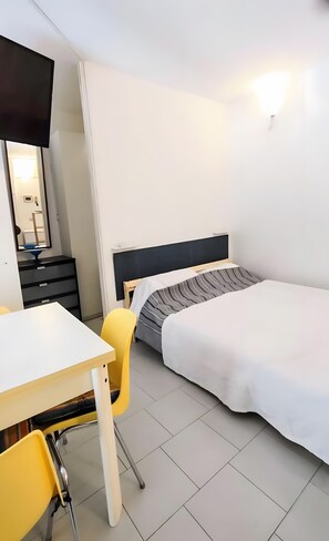 Iron/ironing board, WiFi, bed sheets - Apartment 'Cà Daa Richetina' with Private Garden and Wi-Fi (Lerici)