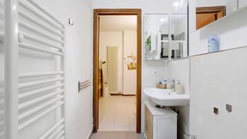 Dusche, Haartrockner, HandtĂŒcher