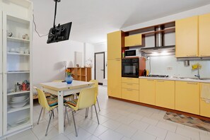 Fridge, microwave, oven, stovetop - Apartment 'Cà Daa Richetina' with Private Garden and Wi-Fi (Lerici)