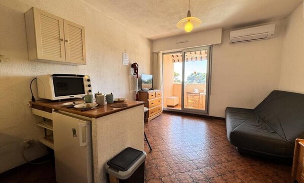 Living area - Apartment in Brusc With Partial Sea View (Six-Fours-les-Plages)