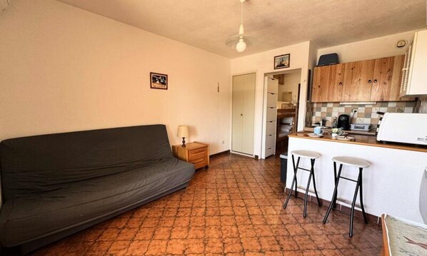 Living area - Apartment in Brusc With Partial Sea View (Six-Fours-les-Plages)